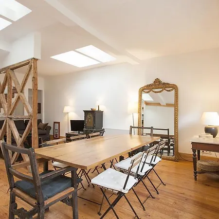 Central, Charming, Quiet, Garden And Parking Apartamento